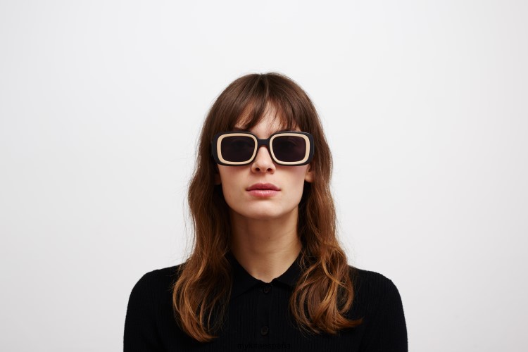 estudio13.1 montura: ma2 negro azabache/arena|lente: gris frío sólido estudio MYKITA ERT23132