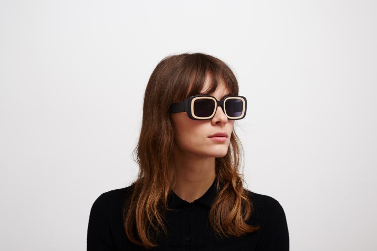 estudio13.1 montura: ma2 negro azabache/arena|lente: gris frío sólido estudio MYKITA ERT23132